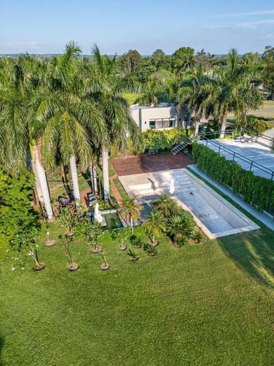 VENDO RESIDENCIA MINIMALISTA EN BARRIO CERRADO SURUBI’Í
