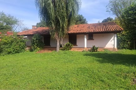 CASA EN VENTA – ESTILO COLONIAL EN LUQUE