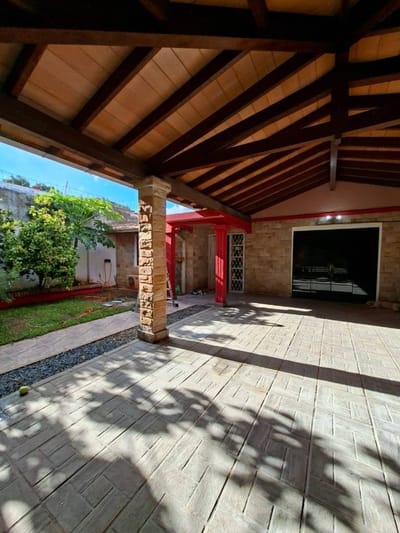 VENDO CASA EN FERNANDO DE LA MORA 