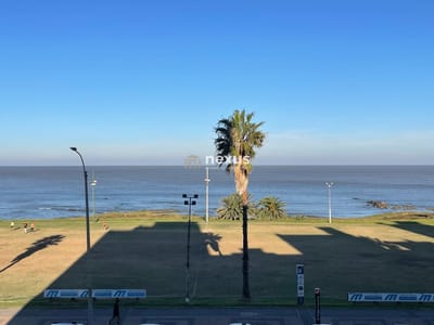 Venta Apartamento con 2 garages en Punta Carretas, sobre Rambla