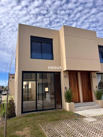 Casa en venta c/ cochera en Carrasco Norte