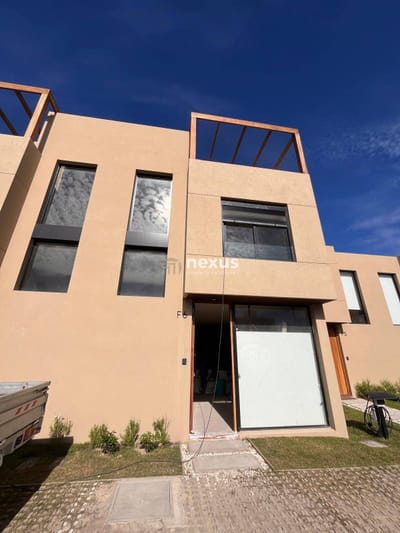 Casa en Venta c/cochera en Carrasco Norte