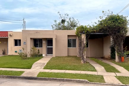 CASA  EN VENTA DE 3 DORMITORIOS EN CONDOMINIO SEVILLA TERRAZAS II