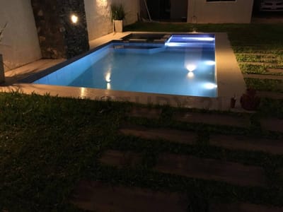 HERMOSA CASA MINIMALISTA EN VENTA – FERNANDO DE LA MORA, ZONA NORTE
