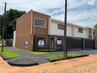 Viviendas Unifamiliares Tipo Dúplex Ubicado En Esquina. Cuarto Barrio, Luque