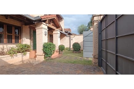 CASA CON PISCINA EN ALQUILER - BARRIO AMERICA - LUQUE