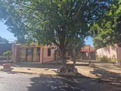 En venta casa en Lambare - Barrio Santa Lucia