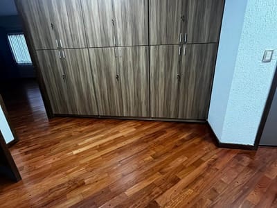 ALQUILO AMPLIA OFICINA SOBRE LA AV BOGGIANI