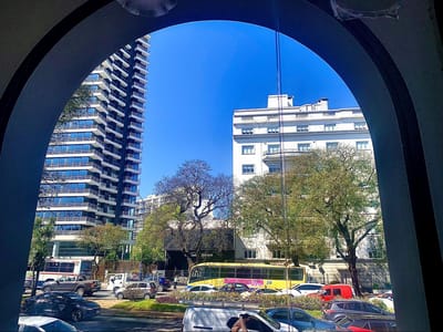 POCITOS GRAN RESIDENCIA 800 MTS2 EDIF. 15 DORMITORIOS 2 SALAS DE REUNIONES FONDO VERDE 16 AUTOS . MUY BUEN ESTADO. ÚNICA!