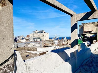 Ciudad Vieja.Apartamento al frente ,tipo casa,única en  el primer piso x escalera, patio 10 mts2 y azotea exclusiva de 67 mts.2 ,vivienda de ambientes amplios con 124 mts2internos,3 Dormitor