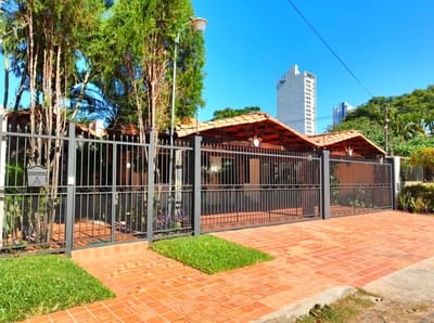 EN VENTA CASA CON PISCINA - BARRIO MADAME LYNCH