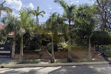 Vendo en Lambare hermosa residencia Zona Yacht