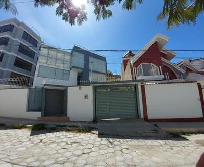 COMODA y LINDA CASA EN VENTA EN ACHUMANI CALLE 29