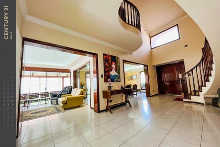 CASA ELEGANTE EN BARRIO URBARI