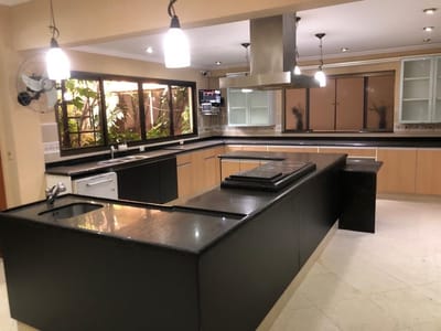 EN ALQUILER - RESIDENCIA DE 6 DORMITORIOS - BARRIO LOS LAURELES 