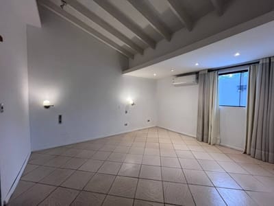 Se alquila residencia a media cuadra del Cit