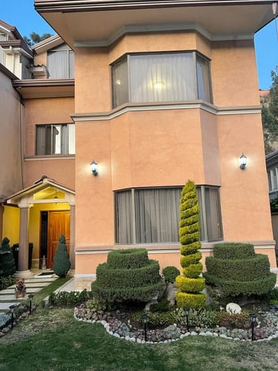 LINDA CASA EN VENTA IRPAVI SOBRE AV. PRINCIPAL CALLE 17