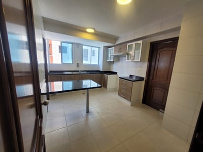 Departamento en Alquiler de 3 dormitorios y un escritorio en la 23 de Calacoto 