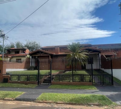 Increible casa en barrio residencial en venta - Encarnacion 