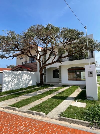 Casa a estrenar dentro de condominio 5to anillo