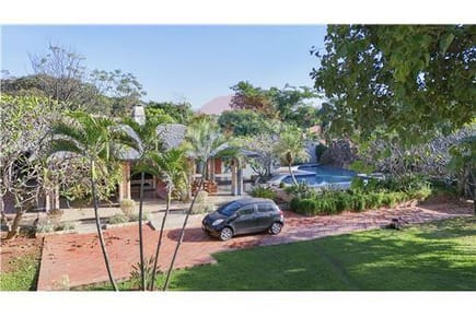 Vendo Casa con piscina en 5 terrenos juntos Ñemby Bº San Carlos 