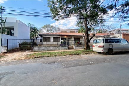 AMPLIA CASA CON INMEJORABLE UBICACIÓN SOBRE SUCRE