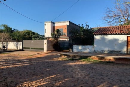 VENDO TERRENO CON CASA EN LUQUE BARRIO LAURELTY