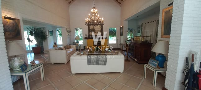 Excelente casa a 1 cuadra del mar con un hermoso parque de 3.550 m2
