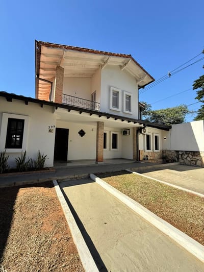 Alquilo amplia casa para vivienda o oficina en Villa morra recoleta 