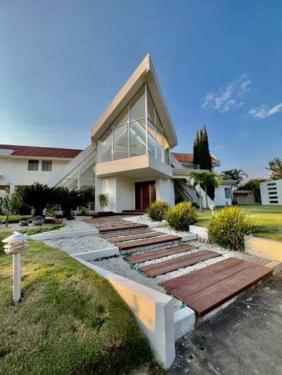 Casa de lujo en condominio Jardines de Urubo