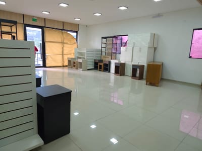 EN ALQUILER   Exclusivo Salón Comercial amoblado a estrenar sobre la Av. Artigas