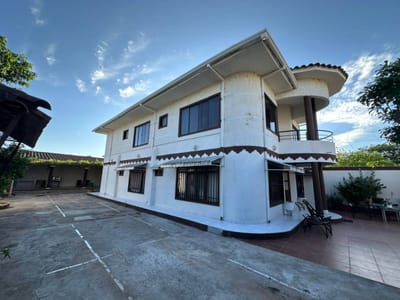 AMPLIA CASA EN VENTA – ZONA COLORADA (6TO ANILLO, ZONA SUR)
