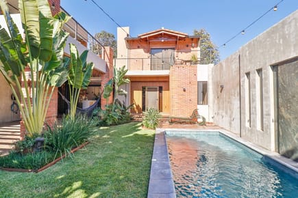 CASA NUEVA CON PAISAJISMO EN VENTA – SAN LORENZO