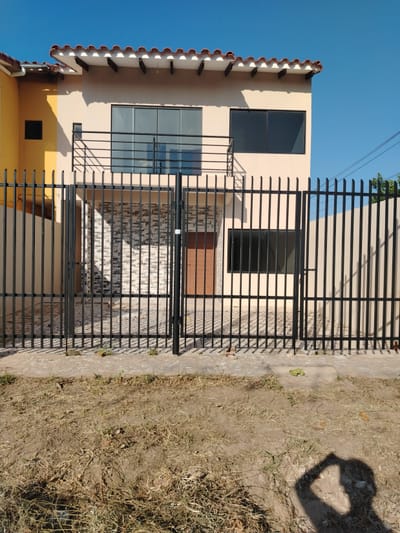  Casa Familiar con Jardín, Suite y Churrasquera – Venta
