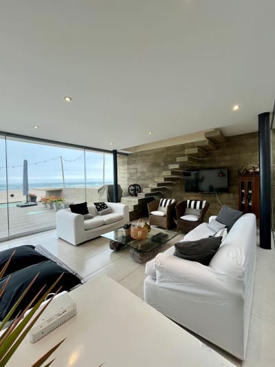 Exclusiva Con Diseño Y Arquitectura, En Primera Fila De Playa Señoritas.
