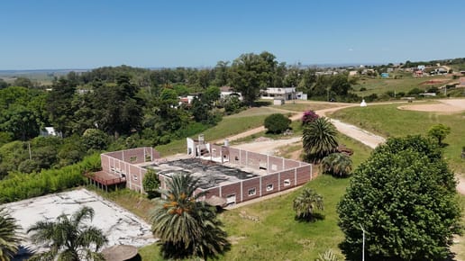 Chacra 5,5 ha en Aceguá, sobre la frontera: casa, galpón y ex complejo deportivo