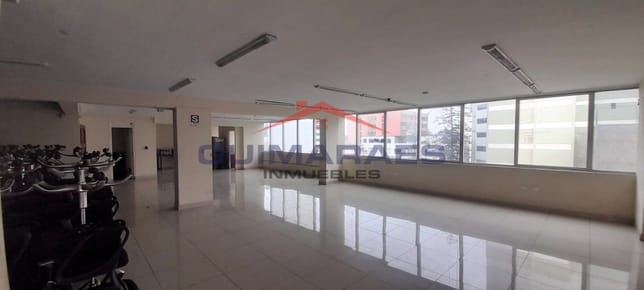 Amplia Oficina en Alquiler
