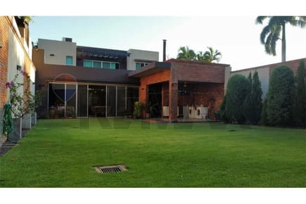 HERMOSA RESIDENCIA EN BARRIO SAN VICENTE