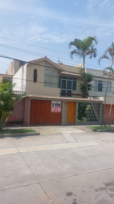VENDO CASA DE 200 M2 DE TRES PISOS 6 DORMITORIOS VISTA PARQUE EN SURCO