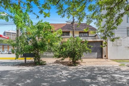 VENDO AMPLIA CASA EN BARRIO HERRERA