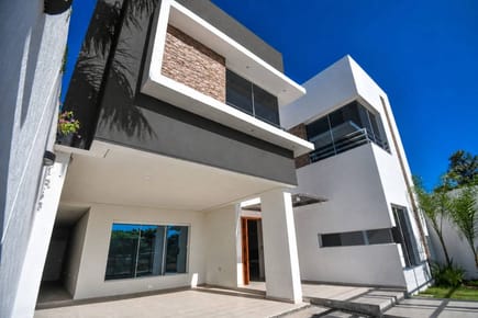 Alquilo residencia de 4 dormitorios en Luque. Zona CIT / Colegio Trinity