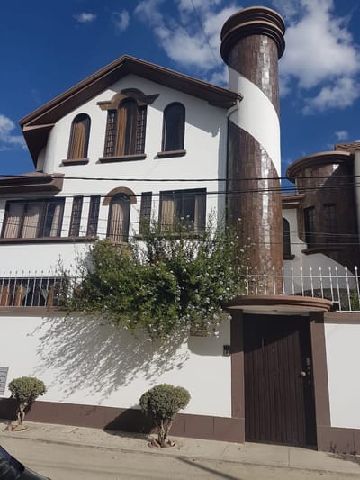 Hermosa, Amplia y Calida Casa en Bajo Irpavi, Zona Sur. 