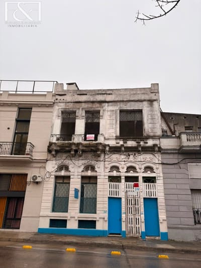 Terreno Con Construcciones En Daniel Fernandez Crespo