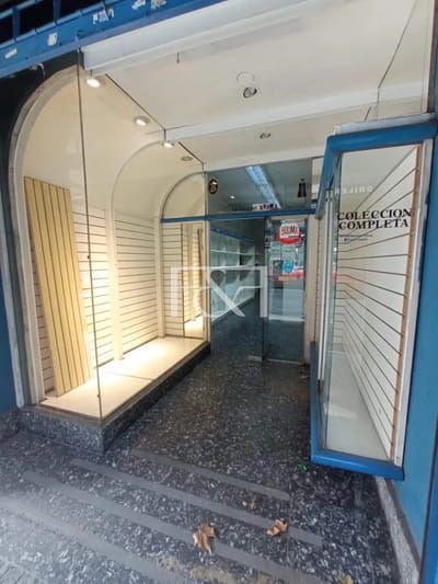 Alquiler De Local, Sobre Calle Rio Negro A Pasos De 18 De Julio