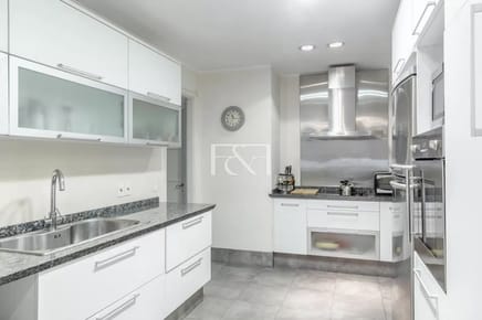 Venta Apartamento De Estilo Cinco Dormitorios Y Servicio Completo Centro