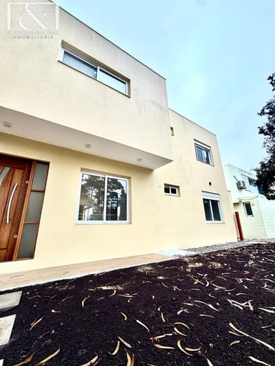 Casa en venta c/ cochera en Jardin Pinares