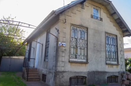CASA EN COLON, 4 DORM Y 1 DE SERV. PATIO C/ PARRI, ALTILLO, GALPON, REJAS, ETC.