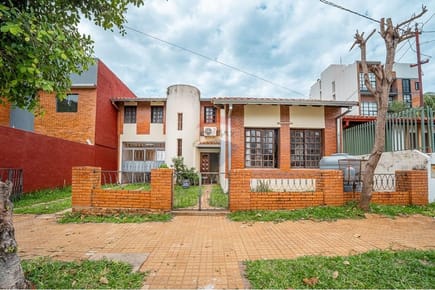 VENDO CASA CON PSICINA EN MBURUCUYA