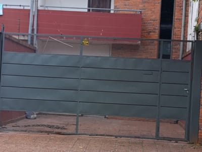 ALQUILO DUPLEX DE 3 DORMITORIOS EN SAN LORENZO, LIMITE CON FDO DE LA MORA.
