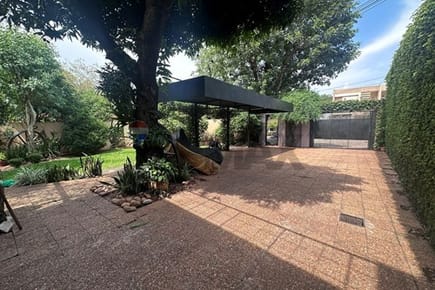 Casa en Lambarè con Amplio Patio en Barrio Mbachio ll 